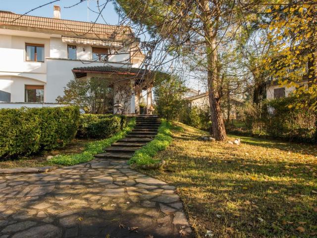 Villetta bifamiliare in vendita di 260 m² in Via Bissolati, 24