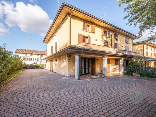 Villetta bifamiliare in vendita di 260 m² in Via Castelli, 29
