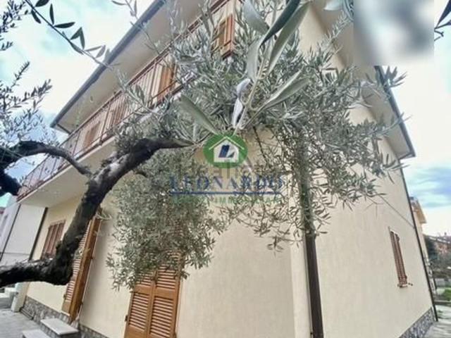 Villetta bifamiliare in vendita di 260 m² in Via Dante Alighieri