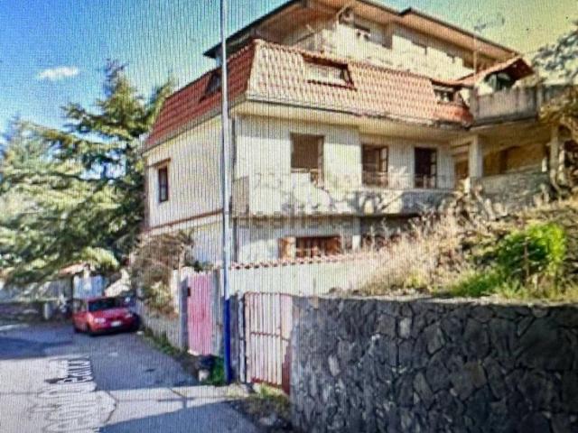 Villetta bifamiliare in vendita di 260 m² in Via degli Oleandri, 25