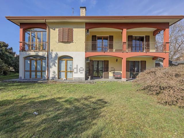 Villetta bifamiliare in vendita di 260 m² in Via dei Lori