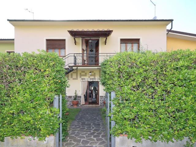 Villetta bifamiliare in vendita di 260 m² in Via della Chiesa XI, 291