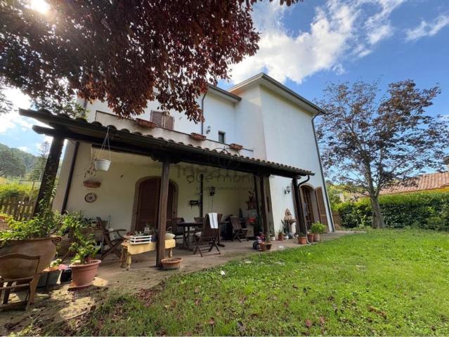 Villetta bifamiliare in vendita di 260 m² in Via Ettore Blasioli