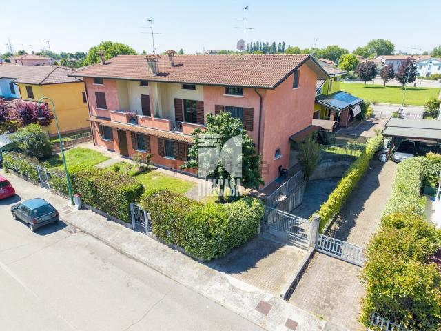 Villetta bifamiliare in vendita di 260 m² in Via Eugenio Montale