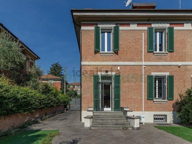 Villetta bifamiliare in vendita di 260 m² in Via Filippo Turati