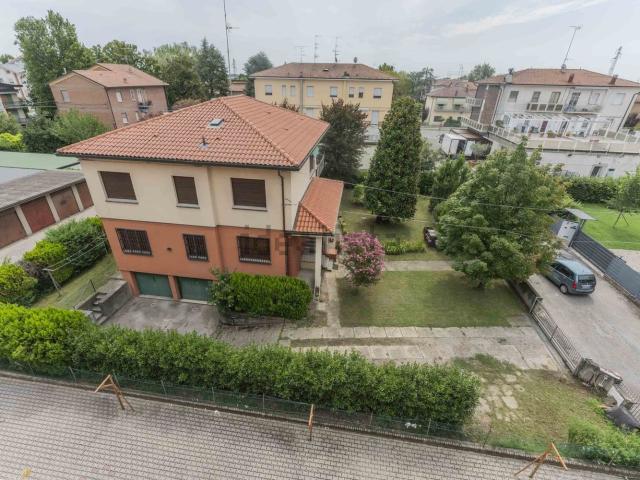Villetta bifamiliare in vendita di 260 m² in Via Galliera Sud, 55