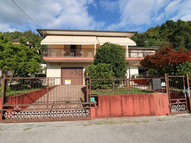 Villetta bifamiliare in vendita di 260 m² in Via Giacomo Leopardi