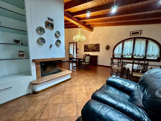 Villetta bifamiliare in vendita di 260 m² in Via Giulio Cesare Parolari, 28
