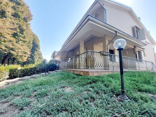 Villetta bifamiliare in vendita di 260 m² in Via Mazzacurati M