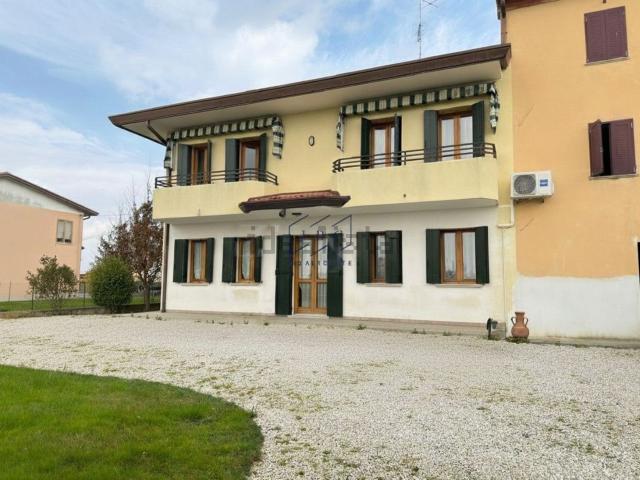Villetta bifamiliare in vendita di 260 m² in Via Pinesi