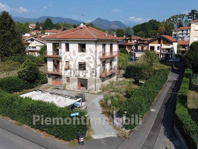 Villetta bifamiliare in vendita di 260 m² in Via Raffaello, 18
