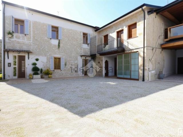 Villetta bifamiliare in vendita di 260 m² in Via Solferino e San Martino, 33