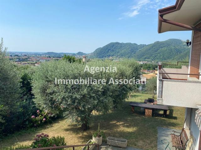 Villetta bifamiliare in vendita di 260 m² in Via degli Ulivi