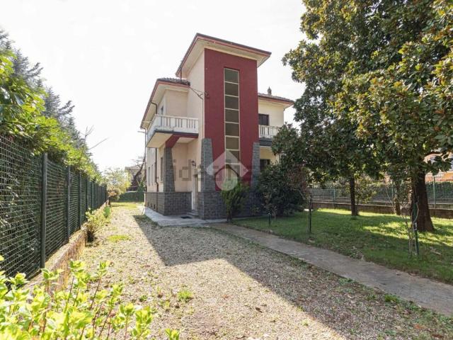Villetta bifamiliare in vendita di 261 m² in Via Torino, 40
