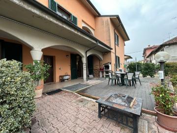 Villetta bifamiliare in vendita di 261 m² in Via XXV Aprile