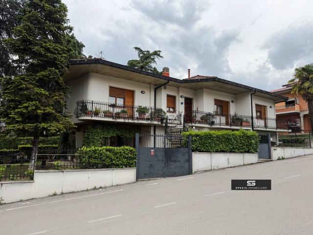 Villetta bifamiliare in vendita di 261 m² in Via Benedetto Croce, 12