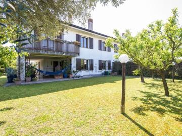 Villetta bifamiliare in vendita di 261 m² in Via Mezzavia