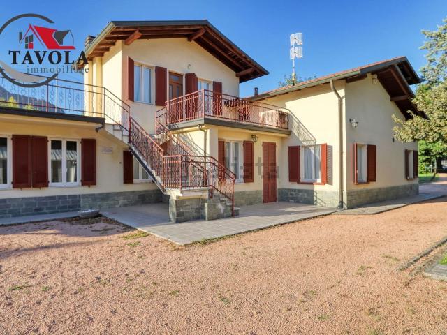 Villetta bifamiliare in vendita di 261 m² in Via Padre Giorgio Crippa, 1