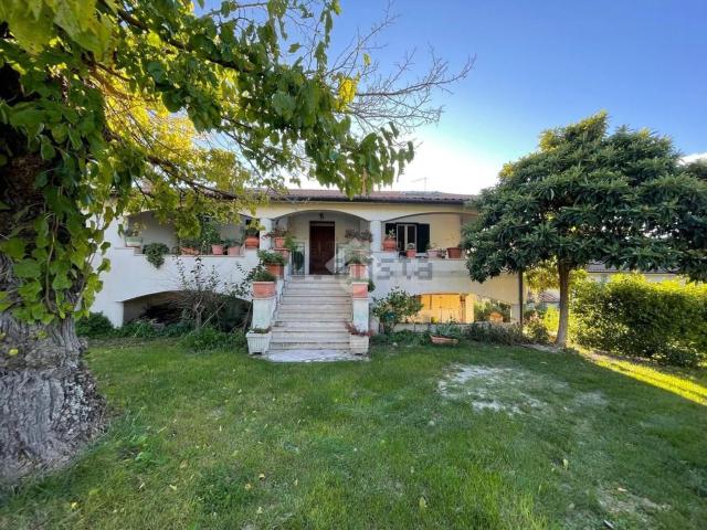 Villetta bifamiliare in vendita di 261 m²