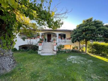 Villetta bifamiliare in vendita di 261 m²