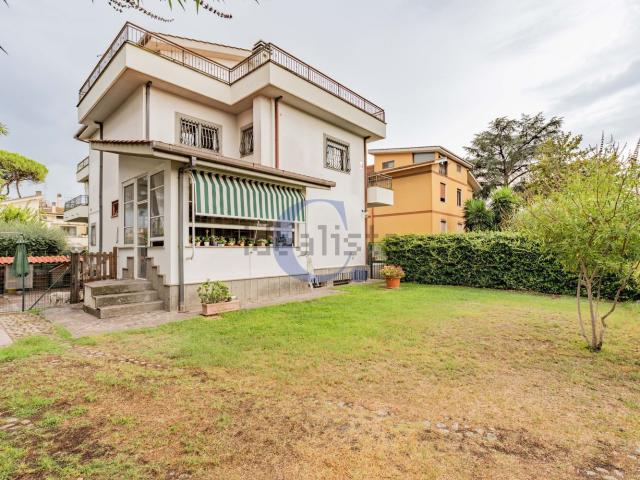 Villetta bifamiliare in vendita di 262 m² in Via Altomonte, 6