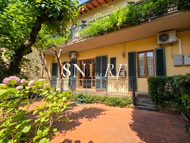 Villetta bifamiliare in vendita di 262 m² in Via del Podestà
