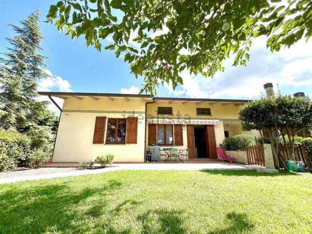 Villetta bifamiliare in vendita di 267 m² in Strada di Canneto