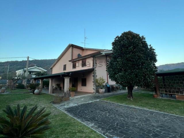 Villetta bifamiliare in vendita di 264 m² in Via San Rocco Montecchie