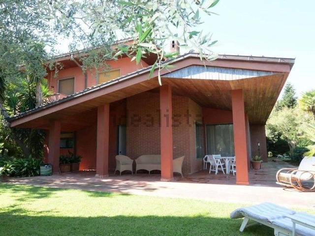 Villetta bifamiliare in vendita di 265 m² in Contrada Valle Anzuca, 22