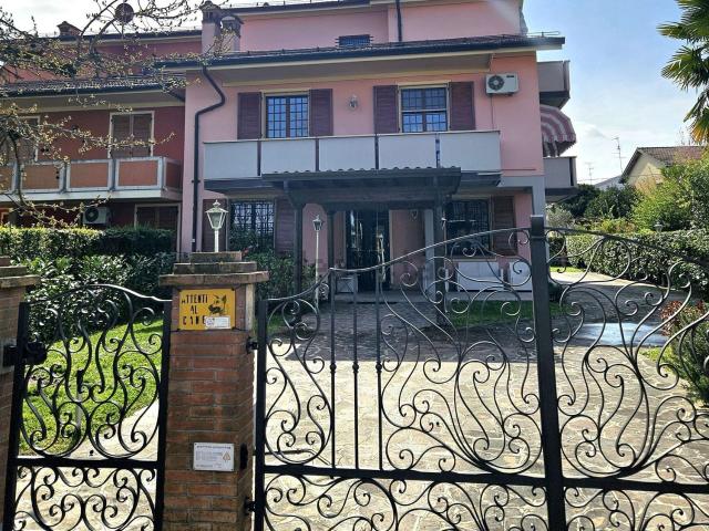 Villetta bifamiliare in vendita di 265 m² in Strada Gonzaga, 4