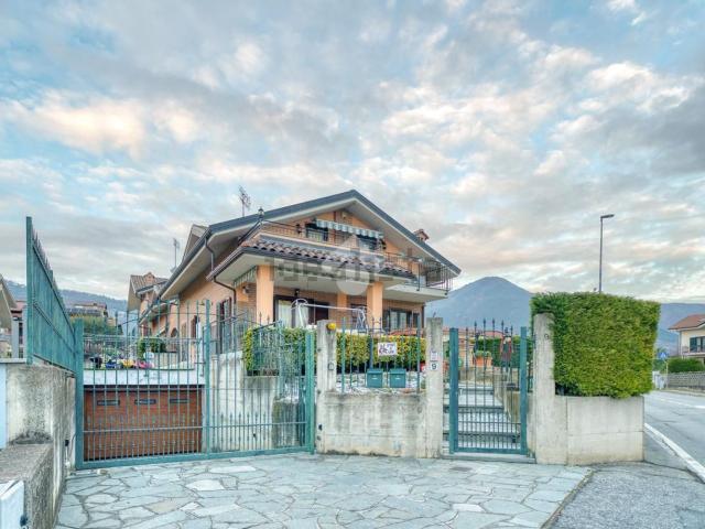 Villetta bifamiliare in vendita di 265 m² in Via Al Cerrone, 9