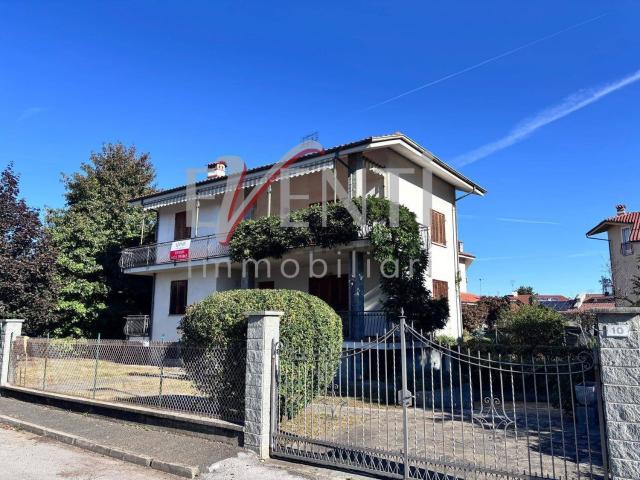 Villetta bifamiliare in vendita di 265 m² in Via Alessandro Manzoni, 12