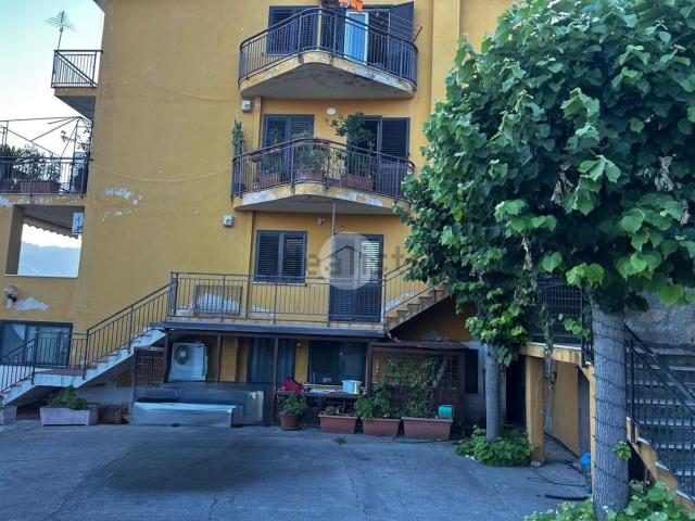 Villetta bifamiliare in vendita di 265 m² in Via Cozzo Pirillo, 2