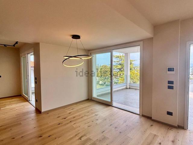 Villetta bifamiliare in vendita di 265 m² in Via Cristoforo Colombo