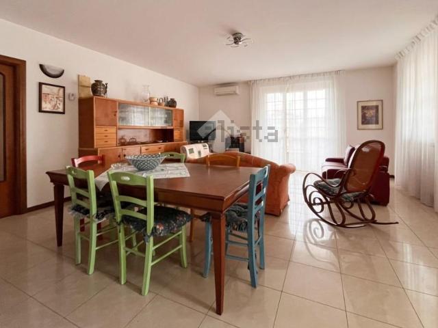Villetta bifamiliare in vendita di 265 m² in Via del Mare, 38