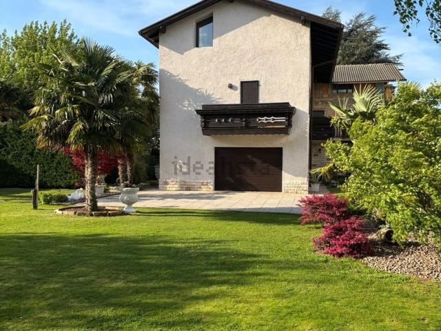 Villetta bifamiliare in vendita di 265 m² in Via delle Palazzine