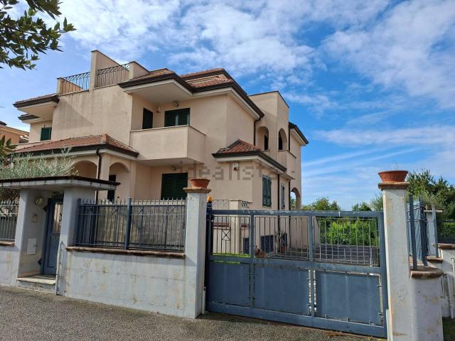 Villetta a schiera in vendita di 265 m² in Via Emilio Merone, 50
