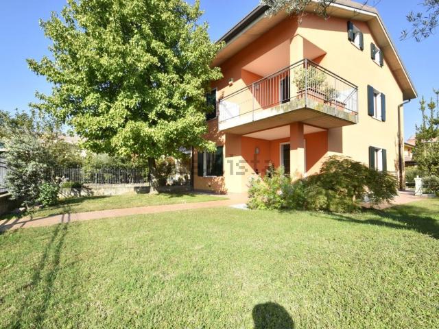 Villetta bifamiliare in vendita di 265 m² in Via Ferdinando Magellano, 14