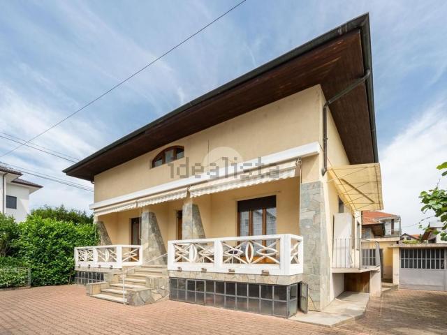 Villetta bifamiliare in vendita di 265 m² in Via Giacomo Puccini, 11
