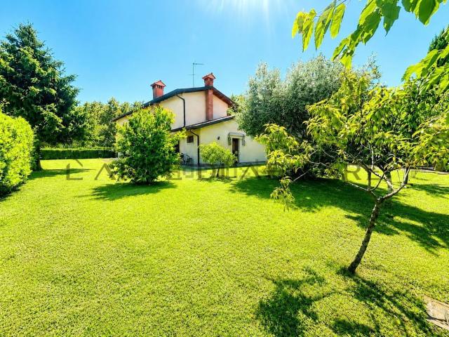 Villetta bifamiliare in vendita di 265 m² in Via Jacopo da Lio