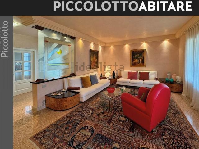 Villetta bifamiliare in vendita di 265 m² in Via Marconi