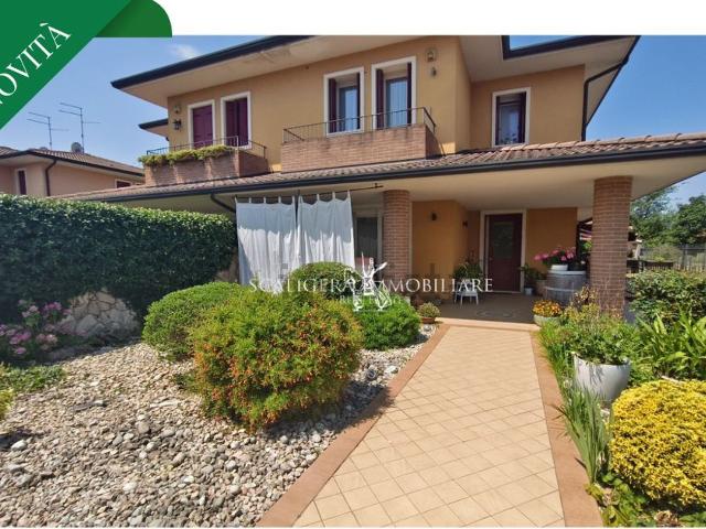 Villetta bifamiliare in vendita di 265 m² in Via San Giovanni Calabria