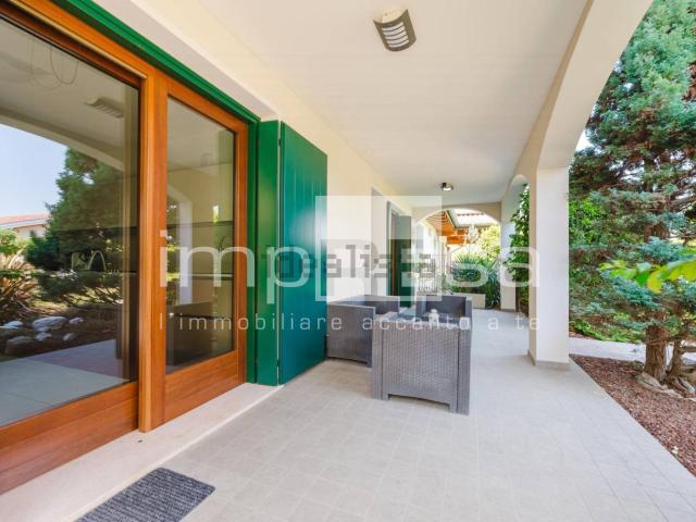 Villetta bifamiliare in vendita di 265 m² in Viale Europa Unita