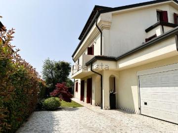 Villetta bifamiliare in vendita di 266 m² in Via Cesare Battisti, 53