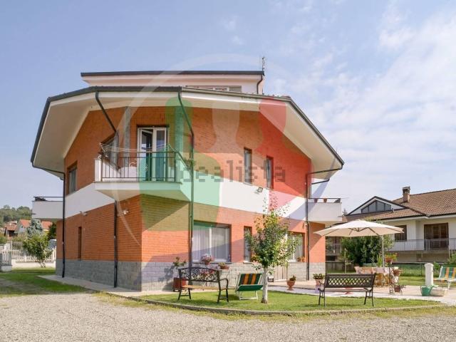 Villetta bifamiliare in vendita di 266 m² in Via Circonvallazione, 20