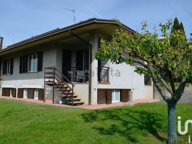 Villetta bifamiliare in vendita di 266 m² in Via Giotto, 2