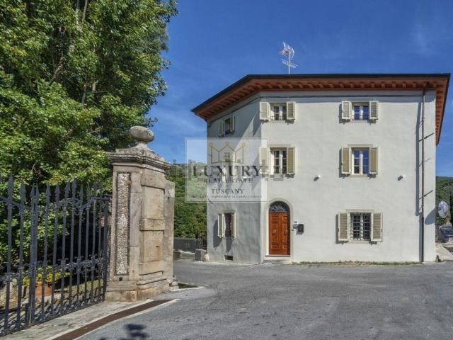 Villetta bifamiliare in vendita di 268 m² in Strada Comunale di Vorno