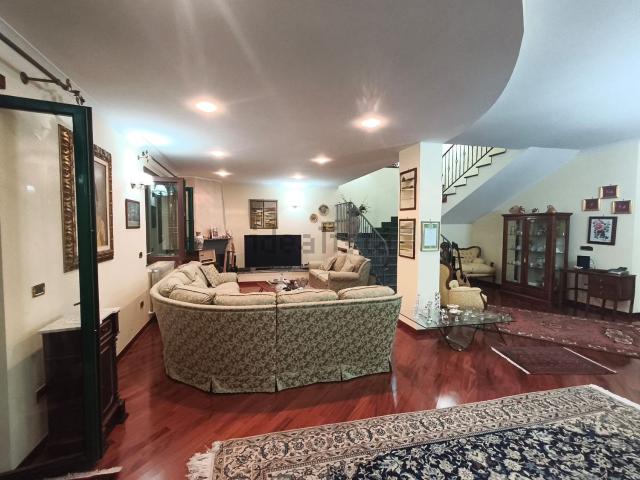 Villetta bifamiliare in vendita di 268 m² in Via Sant&apos Anna