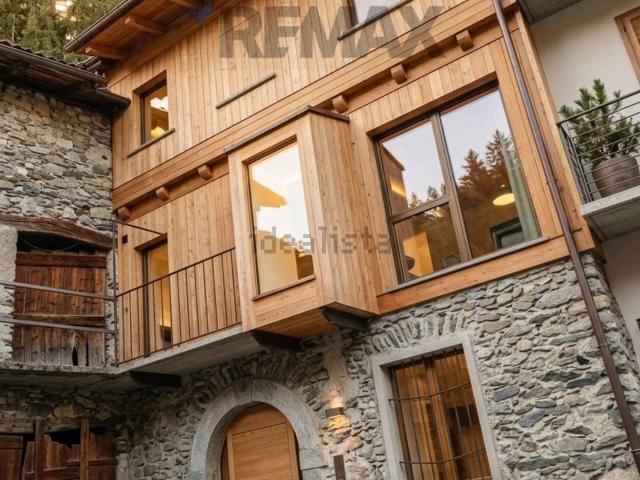 Villetta bifamiliare in vendita di 268 m² in Via Stelvio