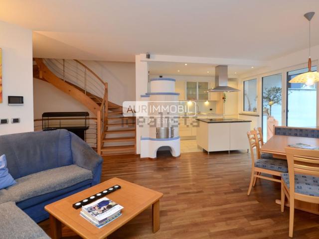Villetta bifamiliare in vendita di 273 m² in Via Vintler, 5
